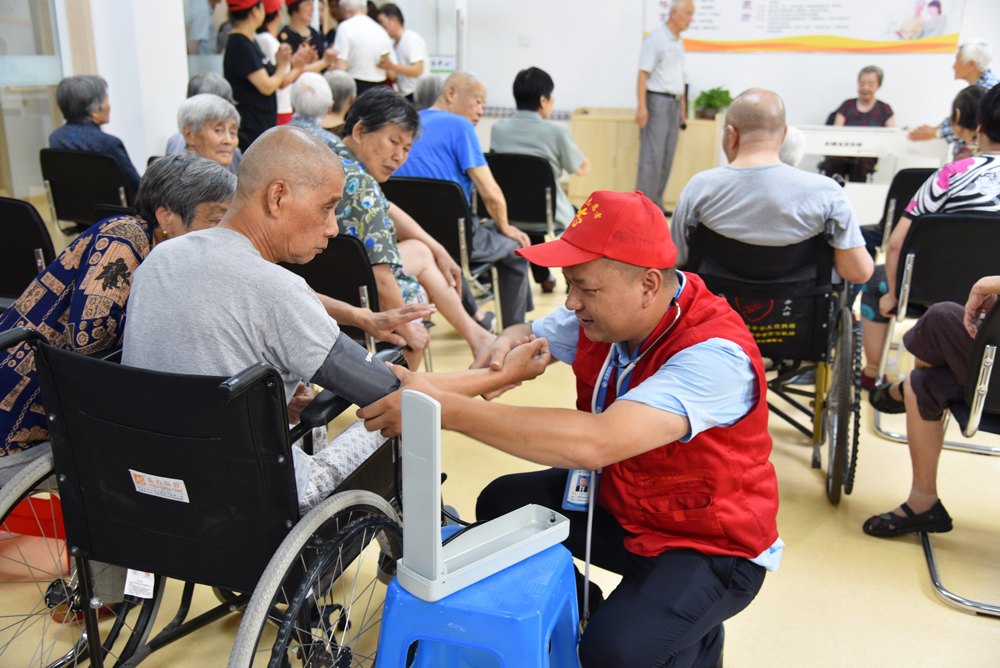 夏日送清凉，情满敬老院——地产集团党团员志愿者爱心慰问老年公寓