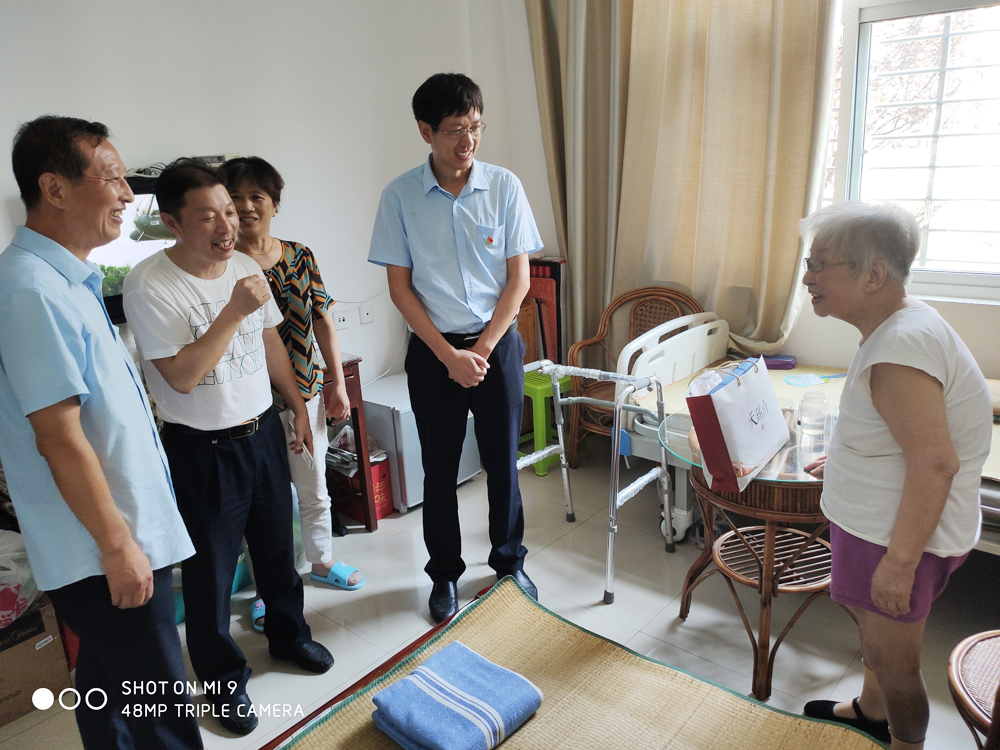 夏日送清凉，情满敬老院——地产集团党团员志愿者爱心慰问老年公寓